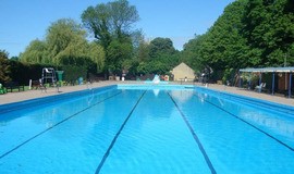 تصاویر استخر چهارفصل و روباز هوابرد شیراز