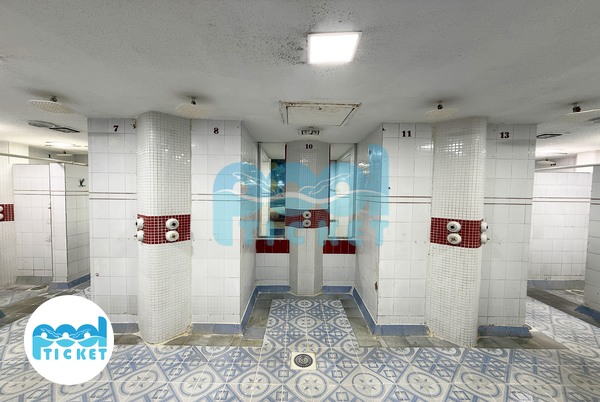 عکس دوش‌های استخر و پارک آبی کوثر شیراز