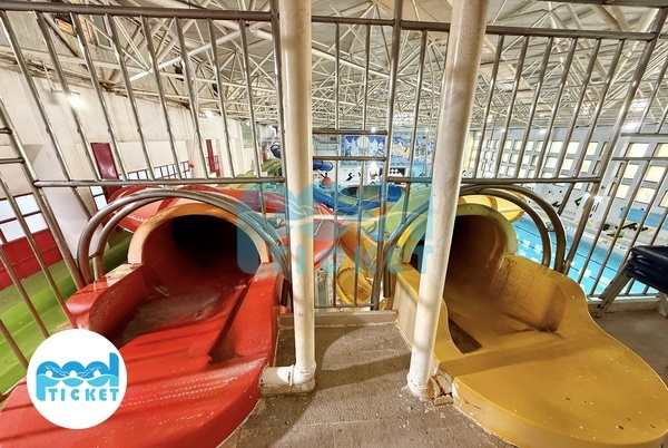 سرسره‌های مارپیچ و سرپوشیدهاستخر و پارک آبی کوثر شیراز عکس