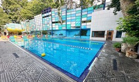 تصویر استخر چهارفصل و روباز سرو جماران تهران