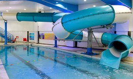 سرسره آبی استخر حورتن تهران عکس