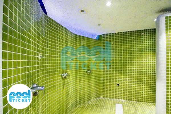 تصویر دوش‌های استخر دلکده تهران