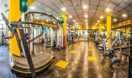 تصویر باشگاه بدنسازی استخر چهارفصل و روباز آقایان باشگاه انقلاب تهران