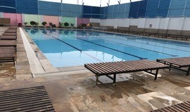 عکس استخر روباز و سرپوشیده دهکده آفتاب مهرشهر