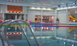 محوطه استخر احسان کرج عکس