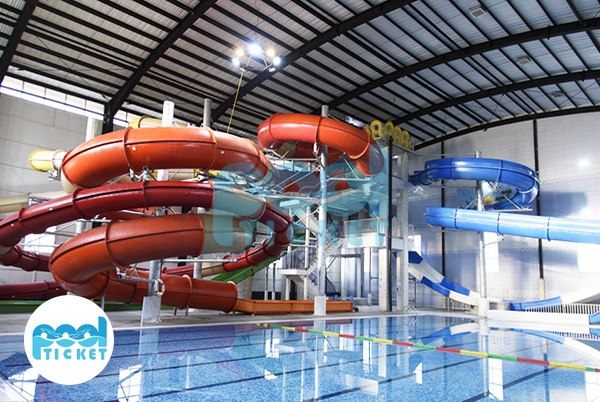 تصویر استخر و سرسره های پارک آبی و استخر پرشین فردیس