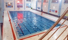 استخر کارگران میانه تصویر