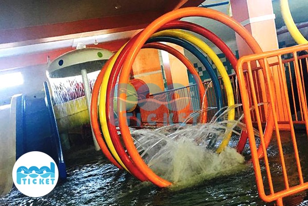 تصویر سرسره پارک آبی موج های آبی باران یزد