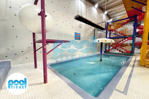 محیط استخر کودک مجموعه آدم و حوا تهران (دوقلو)