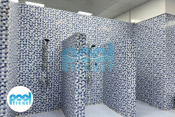 تصویر دوش‌های استخر روباز ستاره باران شهرزیبا تهران