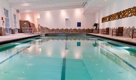 تصویر استخر قصر قو شاهین شهر اصفهان