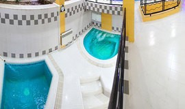 جکوزی و حوضچه آب سرد استخر گل سنگ تهران عکسها