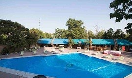 استخر روباز هتل لاله تهران