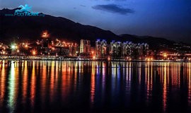 نمایی از دریاچه خلیج فارس تهران در شب - تخفیف و خرید قایق رانی چیتگر