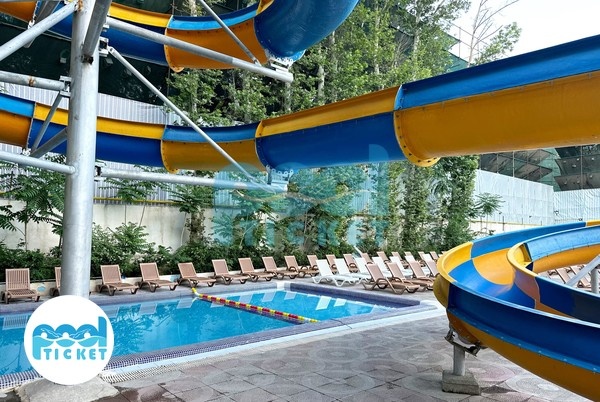 عکس محوطه استخر روباز اکباتان تهران