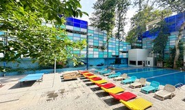 عکس تخت‌های آفتاب استخر چهارفصل و روباز سرو جماران تهران