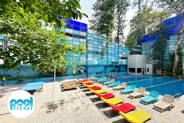 عکس تخت‌های آفتاب استخر چهارفصل و روباز سرو جماران تهران