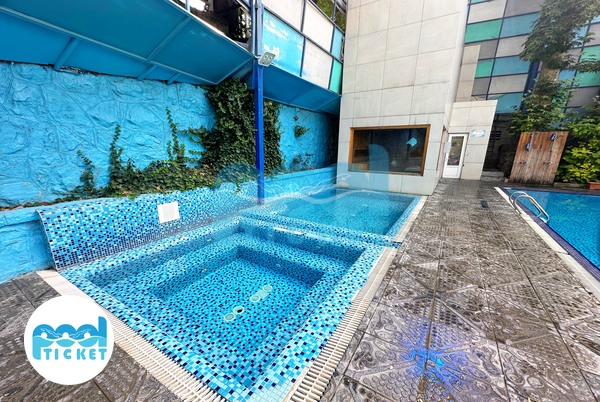 عکس حوضچه آب سرد استخر چهارفصل و روباز سرو جماران تهران