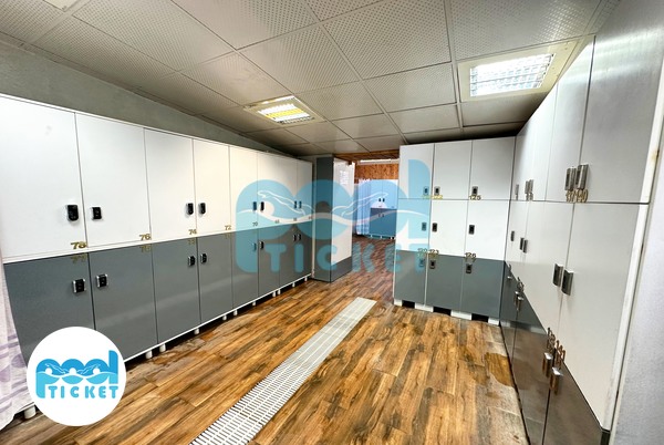 عکس سالن رختکن استخر چهارفصل بلوط