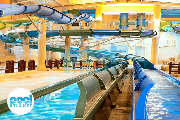 عکس سرسره های سقوط آزاد و پیچشی پارک آبی سرزمین موج های آبی مشهد