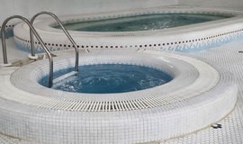 تصویر جکوزی و حوضچه آب سرد استخر شریعتی یافت آباد تهران