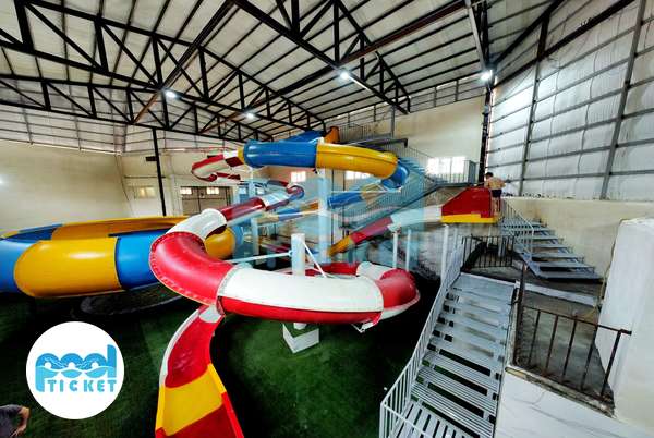 تصاویر سرسره‌های استخر آب درمانی آخار باخار دودو مشکین شهر