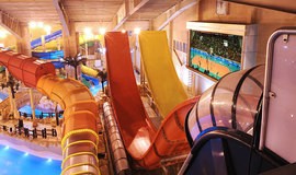 سرسره یو پارک آبی سرزمین موج های آبی مشهد