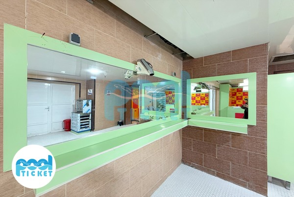 رخت‌کن استخر نور آتشگاه اصفهان عکس
