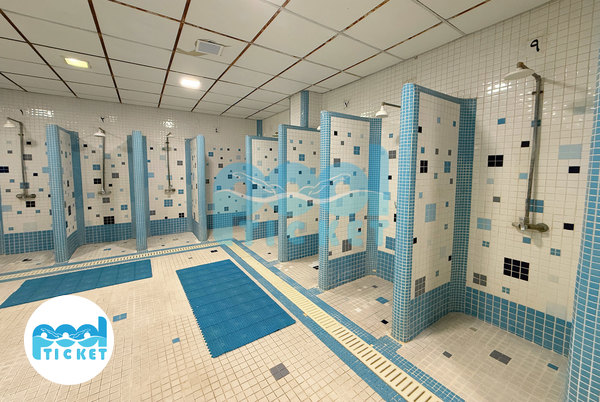 تصویر دوش‌های استخر صبا گز برخوار اصفهان