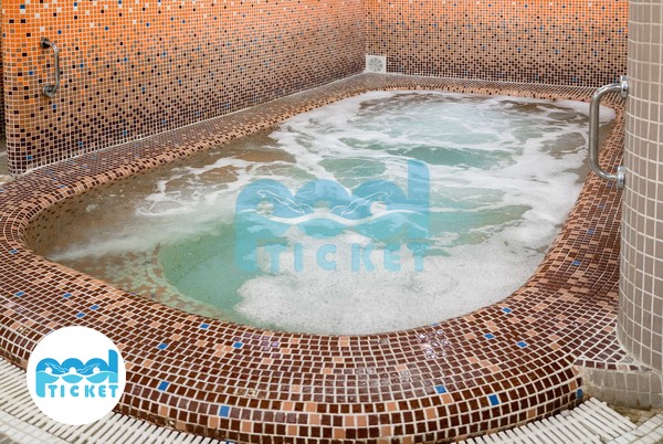 جکوزی مدرن استخر هتل پارسیان کوثر تهران