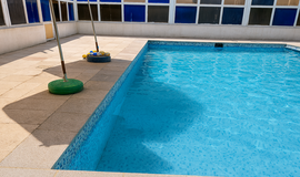 تصویر محوطه استخر روباز مادر و کودک فارا تهران