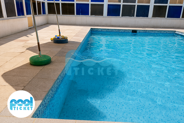 تصویر محوطه استخر روباز مادر و کودک فارا تهران