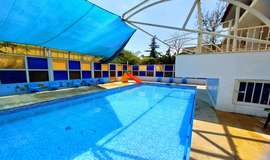 تصویر استخر روباز مادر و کودک فارا تهران