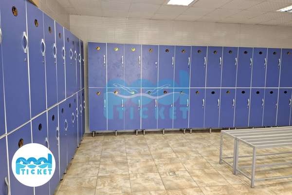 تصویر رختکن استخر روباز بندر شرف‌خانه شبستر