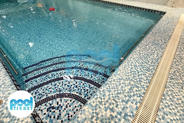 عکس محوطه استخر واترلند شیراز 