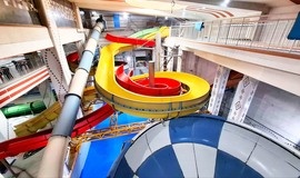 عکس سرسره‌های مارپیچ و چاله فضایی پارک آبی تبریز