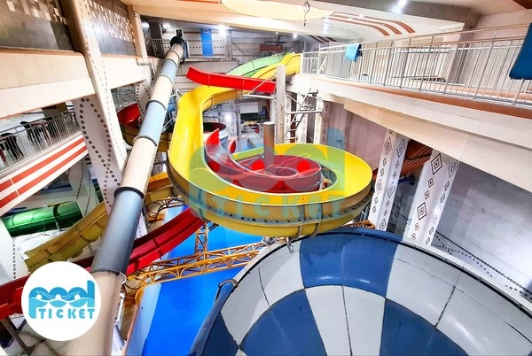 عکس سرسره‌های مارپیچ و چاله فضایی پارک آبی تبریز