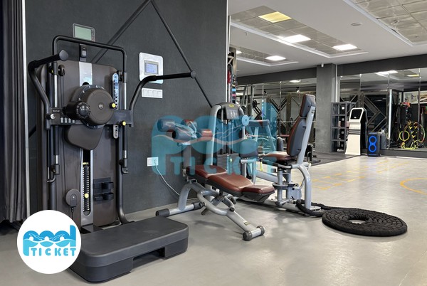 عکس محوطه باشگاه بدنسازی مکث فیت کرج