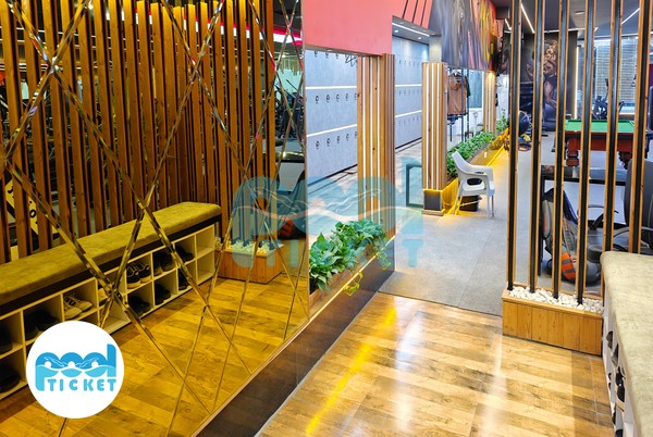 محیط کفشداری باشگاه بدنسازی و استخر ۱۱۰ پلاس کرج عکس‌ها