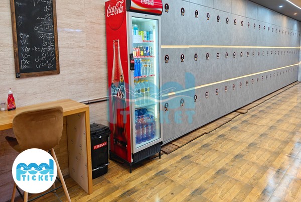 عکس سالن رختکن باشگاه بدنسازی و استخر ۱۱۰ پلاس کرج