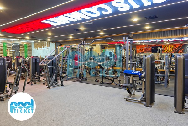 تصویر محوطه سالن باشگاه بدنسازی و استخر ۱۱۰ پلاس کرج