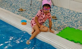 تصویر آموزش شنا کودکان استخر باغ سبز لاکی تهران