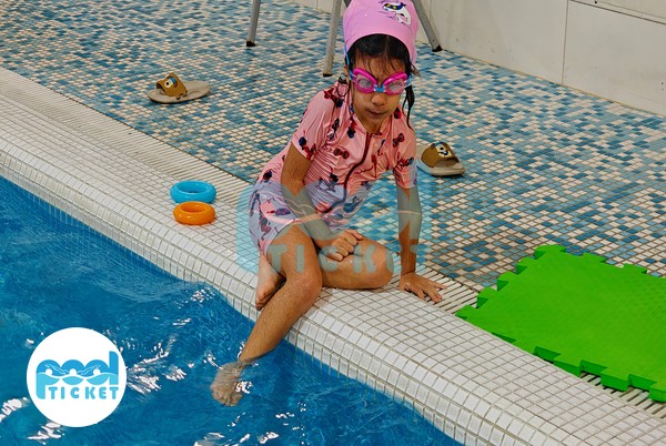 تصویر آموزش شنا کودکان استخر باغ سبز لاکی تهران