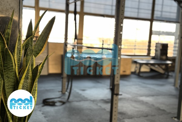 محوطه باشگاه بدنسازی پیک سنتر کرج عکسها