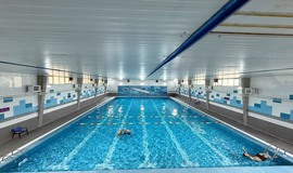 محوطه استخر دارآباد تهران تصویر